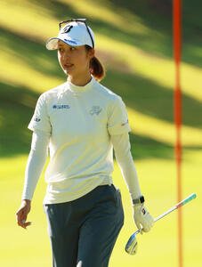1番、チップインバーディーを決める与語優奈(撮影･上山淳一)