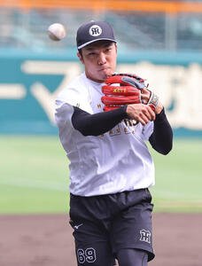 阪神対DeNA　ノックを受ける石井大智(撮影･上田博志)