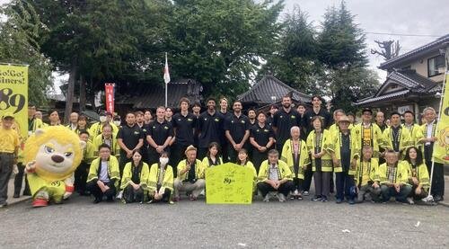 ｢バスケのまち長町｣団結式を終え集合写真に納まる仙台89ERSと参加者ら(撮影･高橋香奈)