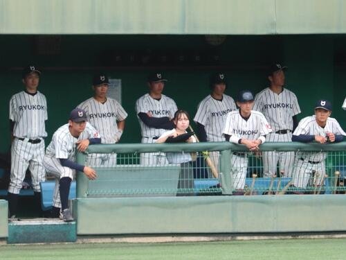 龍谷大対大院大　この日、龍谷大の指揮を執った同大学副部長の山下裕介監督代行(写真左)(撮影･中島麗)