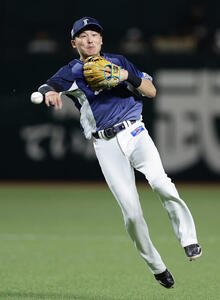 ソフトバンク対西武　8回裏ソフトバンク2死二、三塁、栗原陵矢の遊ゴロを軽快にさばく源田壮亮(撮影･前田充)