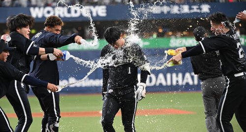 オリックス対ロッテ　10回裏オリックス1死満塁、左前にサヨナラ打を放った太田椋はナインから祝福される(撮影･和賀正仁)