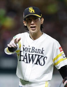 ソフトバンク対西武　4回表西武2死一、三塁、滝沢夏央を二ゴロに打ち取りピンチをしのいだ大津亮介(撮影･前田充)