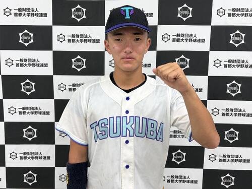 逆転の適時三塁打を放ち、ガッツポーズを見せる、筑波大の長谷川颯(撮影･保坂淑子)