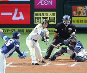 ソフトバンク対西武　6回裏ソフトバンク2死一、三塁、栗原陵矢は左中間に適時二塁打を放つ(撮影･梅根麻紀)