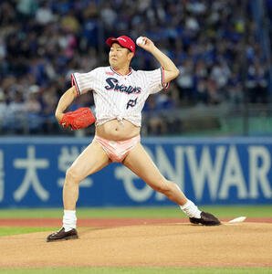 ヤクルト対中日　始球式を務めたとにかく明るい安村(撮影･たえ見朱実)