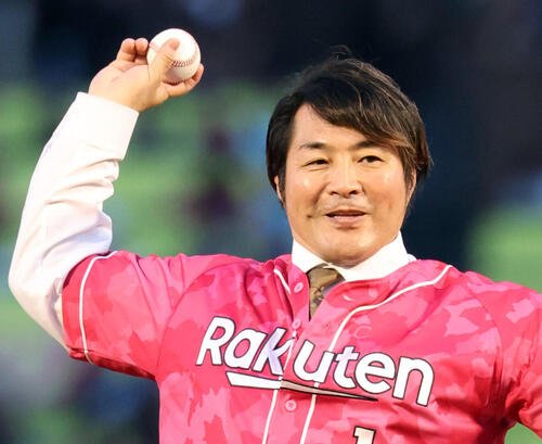 楽天対日本ハム　セレモニアルピッチに登場した新日本プロレス棚橋弘至社長(撮影･浅見桂子)