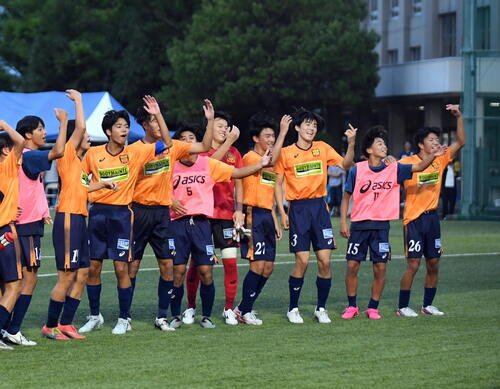 試合後、応援団と勝利を分かち合う藤枝明誠の選手たち。右から3人目が決勝点の乙黒(撮影･前田和哉)
