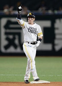 ソフトバンク対西武　6回裏ソフトバンク2死一、三塁、左中間へ適時二塁打を放ちガッツポーズする栗原陵矢(撮影･前田充)