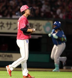 楽天対日本ハム　3回表日本ハム2死一、二塁、フランミル･レイエス(後方)に3点本塁打を浴びた早川隆久(撮影･浅見桂子)