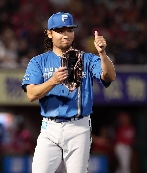 楽天対日本ハム　6回裏楽天の攻撃を無失点で乗り切った伊藤大海は好返球の細川凌平に手を合わせながらサムズアップ(撮影･浅見桂子)