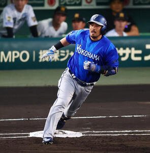 阪神対DeNA 1回表DeNA1死満塁、宮崎敏郎は右越え2点適時二塁打を放ち一塁を回る(撮影･加藤哉)