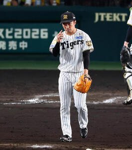 阪神対DeNA 8回表DeNA無死一塁、石井大智は筒香嘉智を三飛に仕留める(撮影･加藤哉)