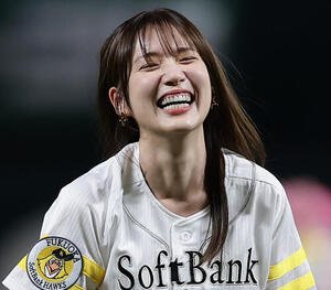 ソフトバンク対西武　セレモニアルピッチを務め笑顔を見せる声優の内田真礼(撮影･前田充)