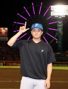 楽天対日本ハム　ヒーローインタビューでポーズをとる日本ハム郡司裕也(撮影･浅見桂子)