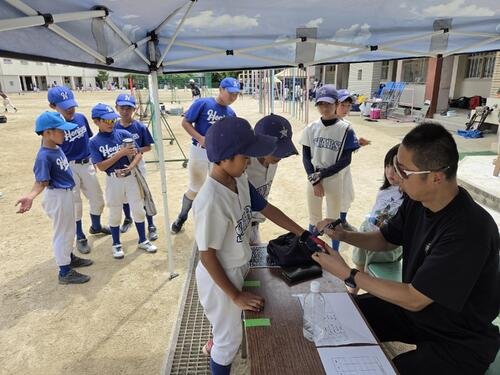 ｢第2回今岡真訪杯なにわキッズソフトボール大会｣が開幕し、少年少女がサインを求める(撮影･寺尾博和)