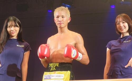 逆転TKO勝利を収めたWBOアジア･パシフィック･スーパーバンタム級王者金子虎旦(中央)