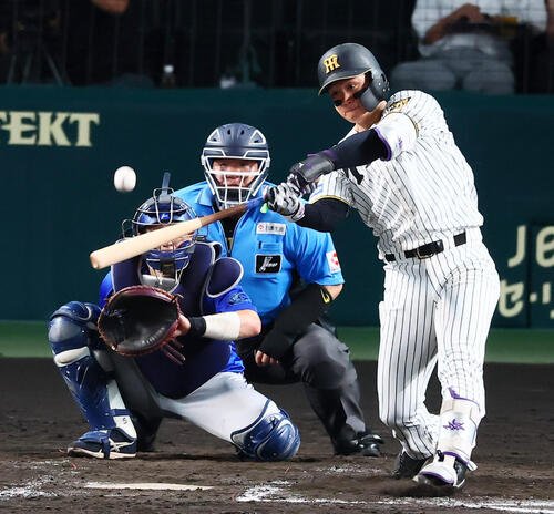 阪神対DeNA 4回裏阪神無死、森下翔太は中越えソロ本塁打を放つ(撮影･加藤哉)