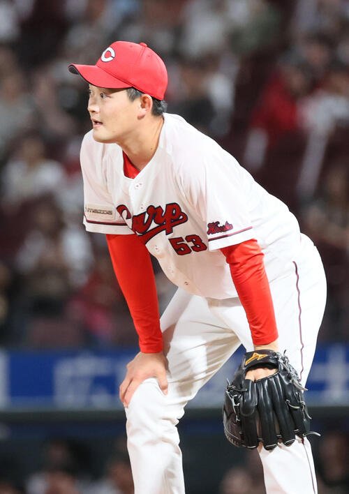広島対巨人　11回表巨人無死、甲斐拓也に勝ち越しの左越え本塁打を浴びた岡本駿　(撮影･加藤孝規)