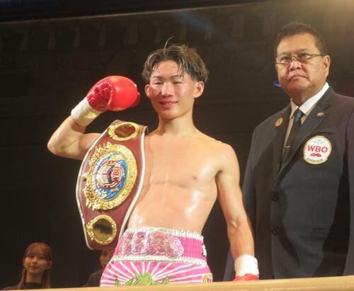3回TKO勝ちで初防衛に成功したWBOアジア･パシフィック･バンタム級王者伊藤千飛(中央)