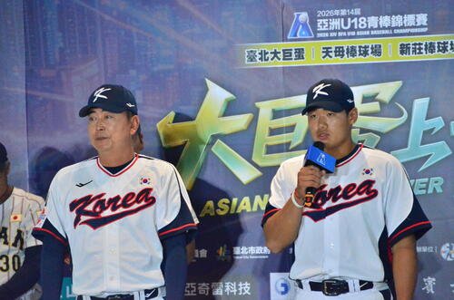 会見に登場した韓国の｢二刀流｣オム･ジュンサン(右)。Dバックスと150万ドルの契約を結び話題