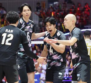 日本対バーレーン　第3セット　スパイクを決め気合いの入った表情を見せる宮浦健人(右から2人目)(撮影･梅根麻紀)