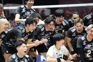 日本対バーレーン　第3セット　バーレーンを破った日本代表は記念撮影をする(撮影･梅根麻紀)