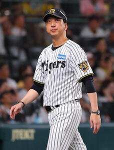阪神対DeNA　選手交代を告げベンチに引き揚げる藤川球児監督(撮影･上田博志)