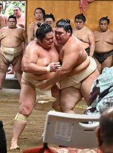 琴桜(左)との三番稽古に臨む大の里