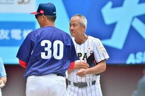 メンバー交換する高校日本代表の岡田監督(撮影･平山連)