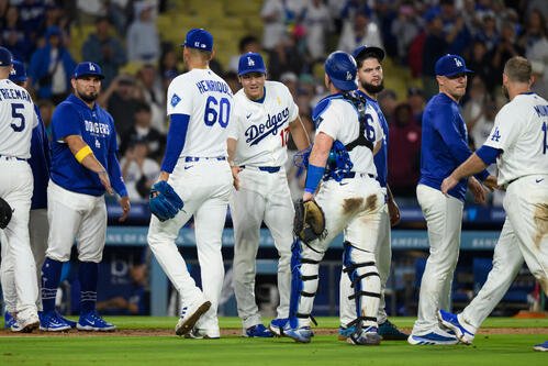ドジャース対ナショナルズ　勝利後、チームメートを迎える大谷翔平(AP)