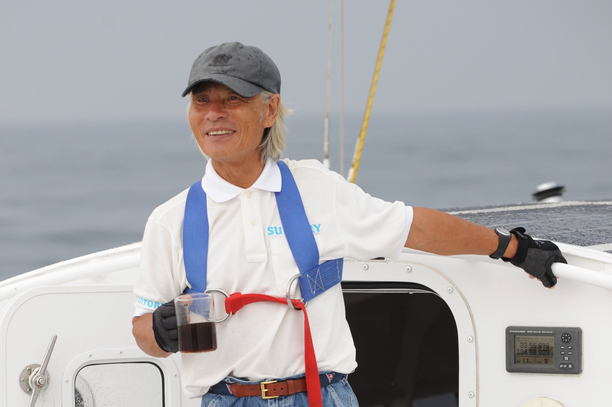 波浪推進船での航海のゴールから一夜明け、船上でコーヒーを飲む堀江謙一さん=2008年7月5日、紀伊水道