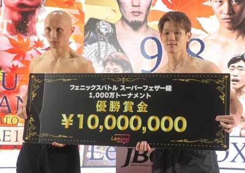 賞金1000万円のフェニックスバトル･スーパーフェザー級トーナメント準決勝の計量をクリアした日本同級7位松本圭佑(左)と日本同級2位木谷陸