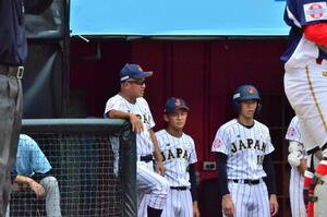 ベンチで戦況を追う岡田監督(撮影･平山連)