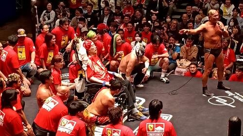 鈴木みのる(右端)からのプレゼントである赤いちゃんちゃんこを着せられた高山善廣(中央)