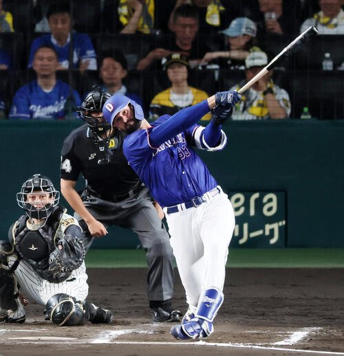 5月20日、阪神対中日　6回表中日2死一塁、カイル･マラーは左越え2点本塁打を放つ
