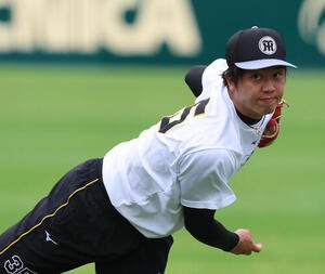 投手指名練習でキャッチボールする才木浩人(撮影･白石智彦)