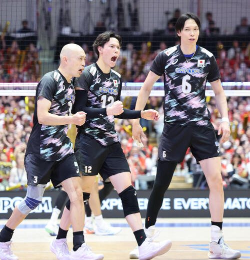 2026年9月6日、バーレーンを破り、気合の入った表情を見せる高橋藍(中央)ら日本の選手たち