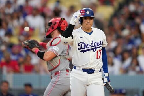 三振に倒れ、ベンチに戻るドジャース大谷翔平(AP)