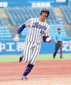 国学院大対立正大　6回裏立正大2死、椎木卿五はソロ本塁打を放ち笑顔を見せる(撮影･鈴木正人)
