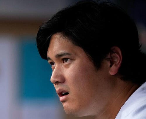 ドジャース対レッズ　試合を見つめるドジャース大谷翔平(AP)
