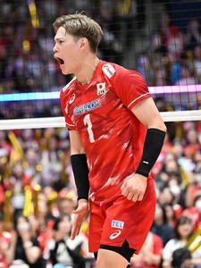 日本対オーストラリア　第1セット、得点を決め歓喜する西田有志(撮影･林敢治)