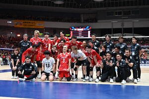 日本対オーストラリア　オーストラリア戦に勝利し記念撮影を行う日本の選手ら(撮影･林敢治)