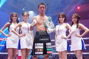 今永虎雅対ジュン･ミンホ　10回判定勝ちで初防衛し、写真に納まる今永虎雅(中央)