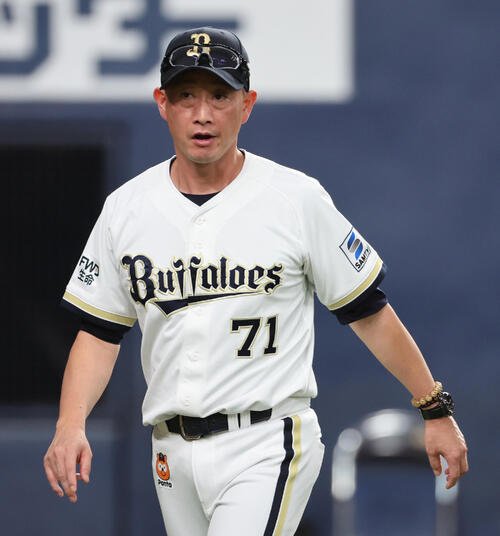 オリックス対西武　8回の攻撃を終え選手交代を告げたオリックス岸田護監督(撮影･西尾就之)
