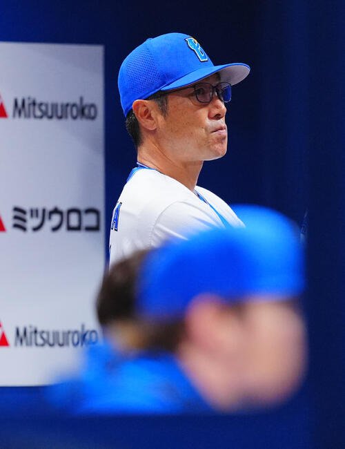 DeNA対ヤクルト　戦況を見つめるDeNA相川亮二監督(撮影･垰建太)
