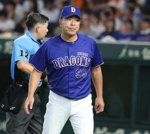 巨人対中日　選手交代を告げる井上一樹監督(撮影･黒川智章)