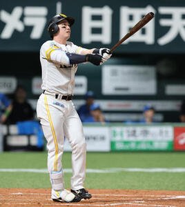 ソフトバンク日本ハム　3回裏ソフトバンク2死二塁、栗原陵矢は右越えに2点本塁打を放つ(撮影･梅根麻紀)