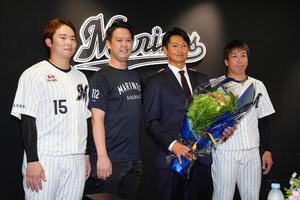 引退会見で記念撮影に納まるロッテ唐川侑己(左から3人目)。左から横山陸人、阿部和成マネジャー、1人おいて益田直也(撮影･鈴木みどり)