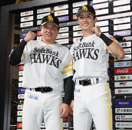 ソフトバンク日本ハム　ヒーローになった津森宥紀と周東佑京(右)(撮影･梅根麻紀)